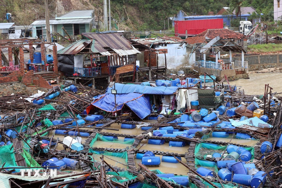 Mưa lũ gây thiệt hại nặng nề các lồng bè nuôi trồng thủy sản tại xã Xuân Cảnh, tỉnh Đắk Lắk. (Ảnh: Đỗ Trưởng/TTXVN)