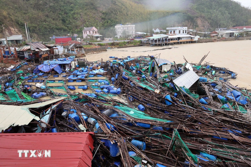 Mưa lũ gây thiệt hại nặng nề các lồng bè nuôi trồng thủy sản tại xã Xuân Cảnh, tỉnh Đắk Lắk. (Ảnh: Đỗ Trưởng/TTXVN)