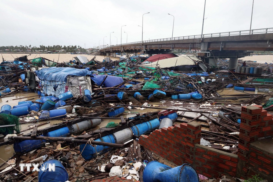 Mưa lũ làm thiệt hại nặng nề các lồng bè nuôi trồng thủy sản tại xã Xuân Cảnh, tỉnh Đắk Lắk. (Ảnh: Đỗ Trưởng/TTXVN)