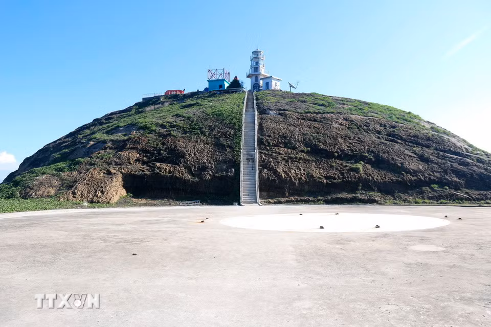 Đường bê tông dài 107m tới ngọn hải đăng trên đảo Hòn Hải và điểm cột mốc A6. (Ảnh: Nguyễn Thanh/TTXVN)