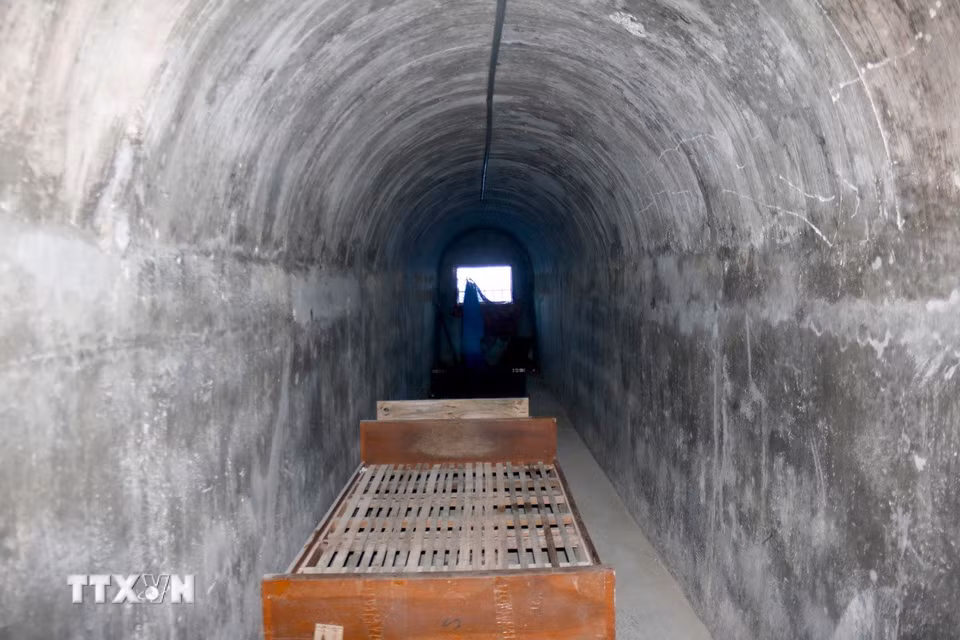 Một nhánh đường hầm dùng làm chỗ ở cho các nhân viên đảm bảo an toàn hàng hải trên đảo khi có bão xảy ra. (Ảnh: Nguyễn Thanh/TTXVN)
