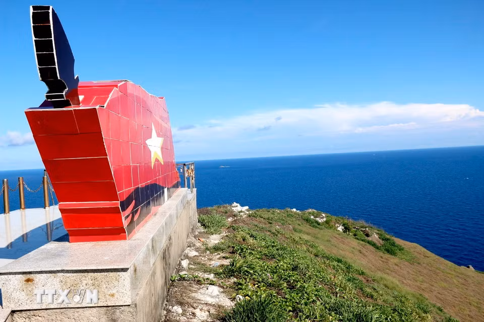 Phù điêu cờ đỏ sao vàng trên đỉnh Hòn Hải với vùng trời biển bao la rộng lớn. (Ảnh: Nguyễn Thanh/TTXVN)