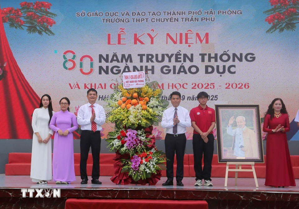 Chủ tịch Ủy ban Nhân dân thành phố Hải Phòng Lê Ngọc Châu (thứ 3, từ phải sang) tặng hoa chúc mừng thầy và trò Trường Trung học Phổ thông chuyên Trần Phú. (Ảnh: Minh Thu/TTXVN)