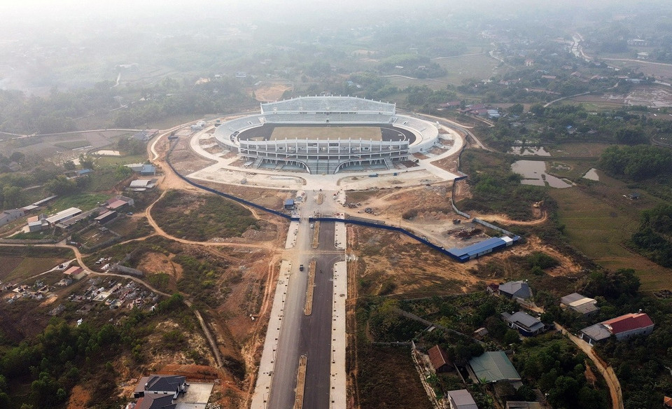 Đường dẫn vào sân vận động với 4 làn xe ô tô đã được hoàn thành. (Ảnh: Quốc Khánh/TTXVN)