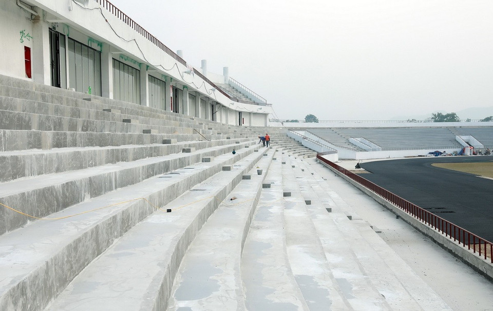 Bên trong sân đã được trồng cỏ, thảm đường pitch, lắp bảng điện tử và chuẩn bị lắp ghế ngồi. (Ảnh: Quốc Khánh/TTXVN)