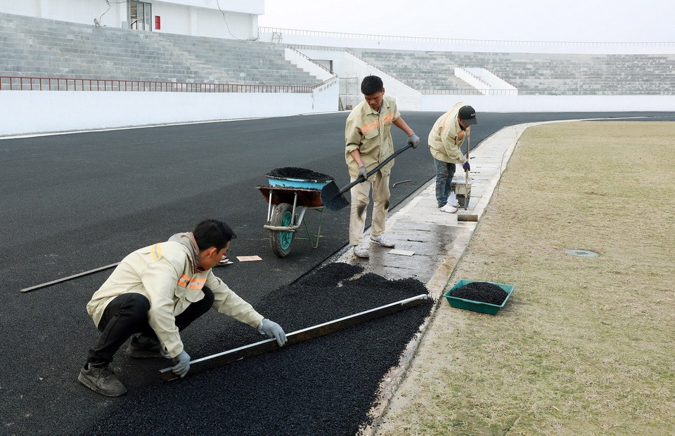 Đường pitch đang được thảm những mét cuối cùng. (Ảnh: Quốc Khánh/TTXVN)