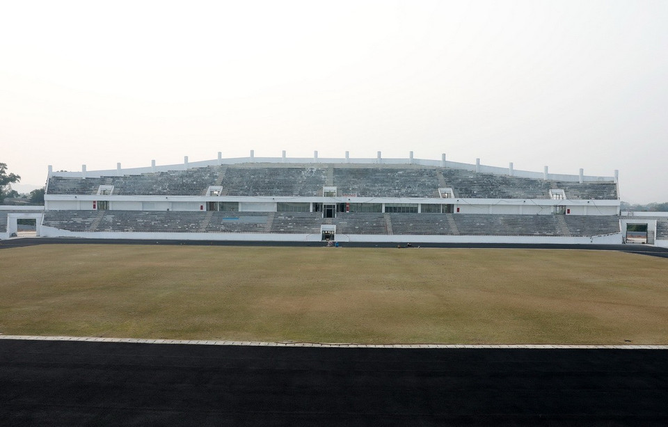 Toàn cảnh khán đài A sân vận động tỉnh Thái Nguyên chuẩn bị được lắp ghế ngồi. (Ảnh: Quốc Khánh /TTXVN)