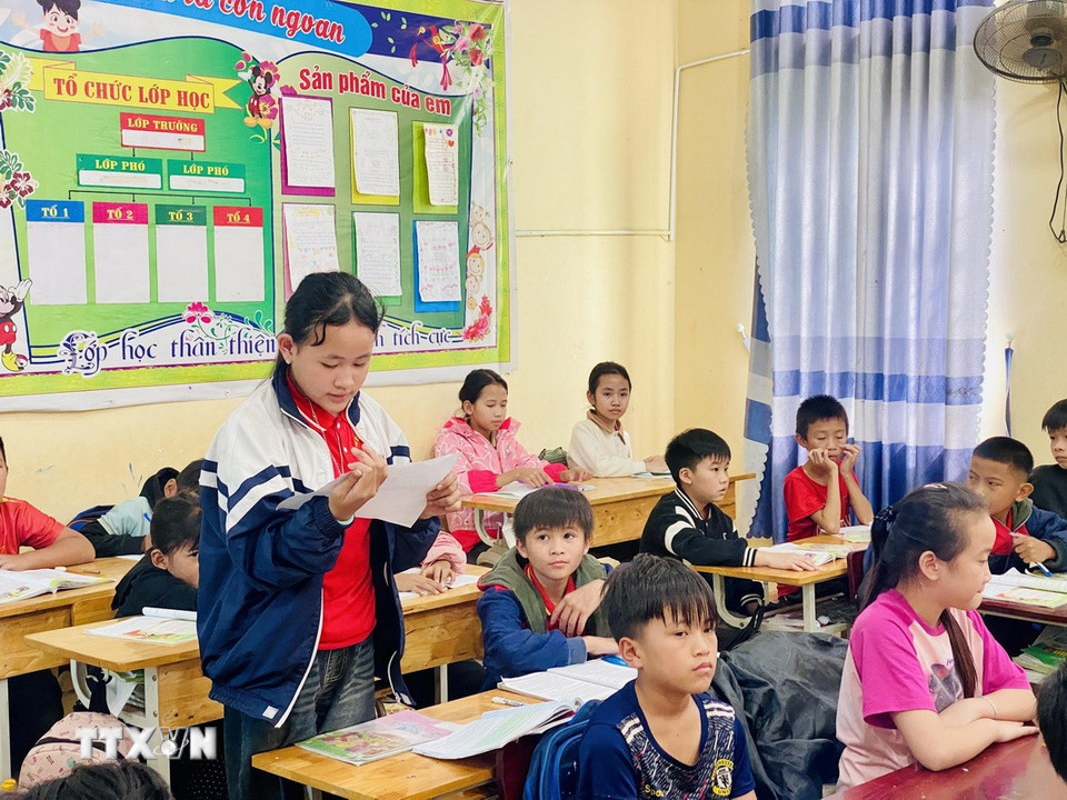 Nhờ sự quan tâm của thầy cô, học sinh dân tộc Chứt đã tự tin, mạnh dạn hơn trong các giờ học. (Ảnh: Hữu Quyết/TTXVN)