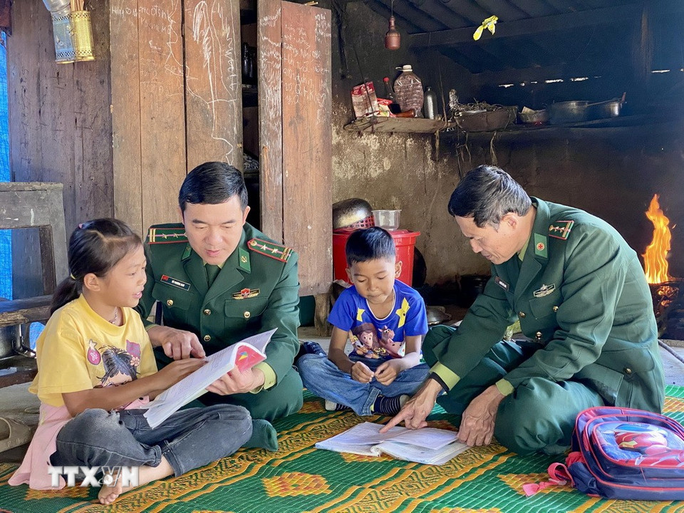 Lực lượng biên phòng luôn đồng hành cùng con em dân tộc Chứt trên hành trình chinh phục con chữ. (Ảnh: Hữu Quyết/TTXVN)