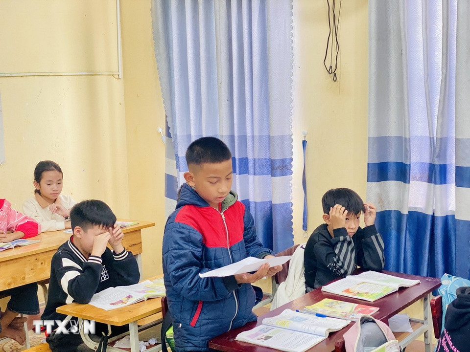Kết quả học tập của học sinh dân tộc Chứt ngày càng tiến bộ. (Ảnh: Hữu Quyết/TTXVN)