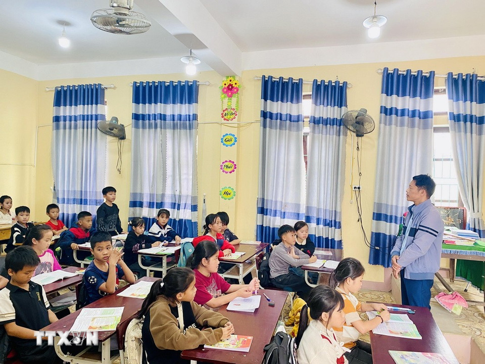 Hiện có 19 học sinh dân tộc Chứt theo học tại Trường tiểu học Hương Liên (Hà Tĩnh). (Ảnh: Hữu Quyết/TTXVN)