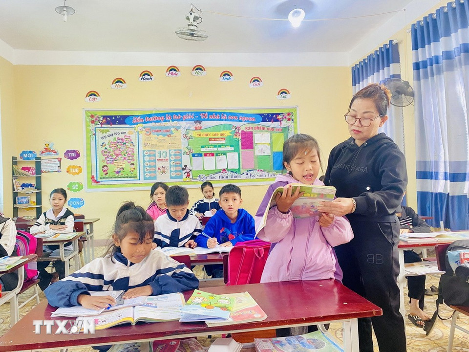 Học sinh dân tộc Chứt luôn nhận được sự quan tâm, dạy bảo ân cần của thầy cô. (Ảnh: Hữu Quyết/TTXVN)