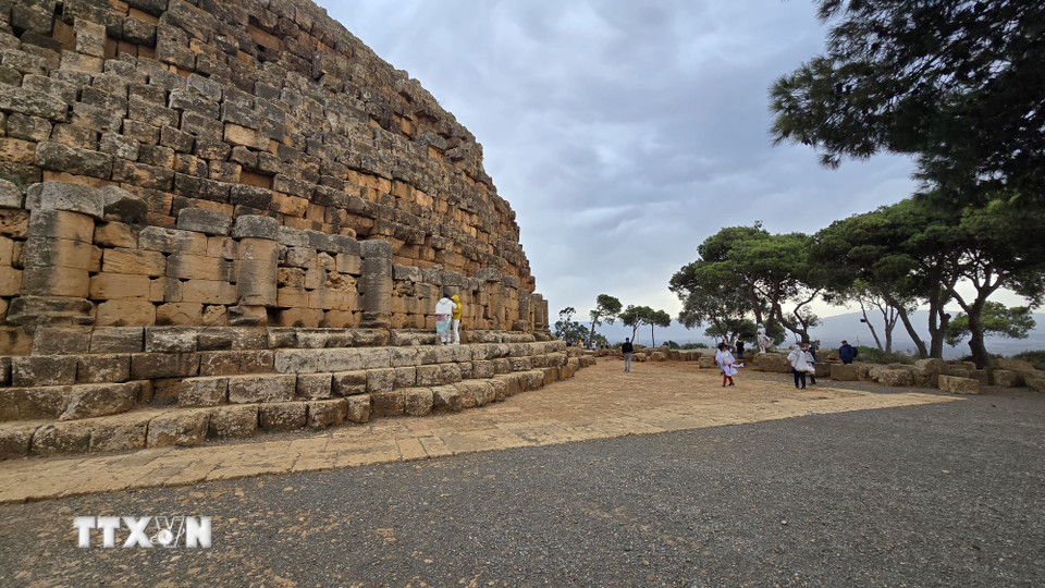 Lăng mộ được xây bằng các khối đá lớn gồm khối hình trụ đặt trên nền vuông. (Ảnh: Nguyễn An/TTXVN)