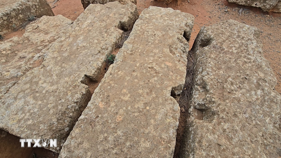 Giữa các phiến đá được đục khoét khớp nối để vận chuyển và liên kết nhau vững chắc. (Ảnh: Nguyễn An/TTXVN)