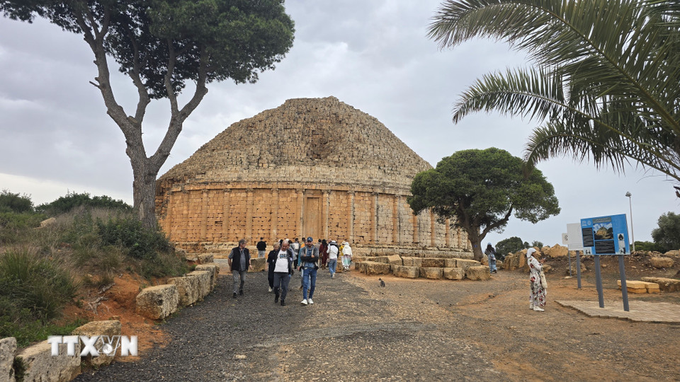 Lối vào khu di tích lăng mộ Hoàng gia Maurétanie. (Ảnh: Nguyễn An/TTXVN)