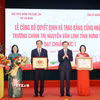 Ủy viên Bộ Chính trị, Giám đốc Học viện Chính trị quốc gia Hồ Chí Minh Đoàn Minh Huấn trao Bằng công nhận Trường Chính trị Nguyễn Văn Linh đạt chuẩn mức 1. (Ảnh: Thế Duyệt/TTXVN)