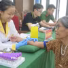 Thu nhận mẫu ADN cho thân nhân liệt sỹ chưa xác định được danh tính tại phường Lào Cai. (Ảnh: Hương Thu/TTXVN)