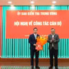 Ông Trần Sỹ Thanh, Ủy viên Bộ Chính trị, Bí thư Trung ương Đảng, Chủ nhiệm Ủy ban Kiểm tra Trung ương trao quyết định và tặng hoa chúc mừng ông Trần Văn Phúc. (Nguồn: Ủy ban Kiểm tra Trung ương)