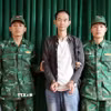 Đối tượng Thạch Tuấn Vĩ bị bắt giữ khi đang thực hiện hành vi xuất cảnh trái phép. (Ảnh: TTXVN phát)
