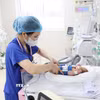Trẻ được chỉ định thực hiện kỹ thuật hạ thân nhiệt chỉ huy (Cooling). (Ảnh: TTXVN phát)