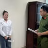 Cơ quan Cảnh sát điều tra Công an thành phố Cần Thơ tống đạt các quyết định đối với bị can Trần Thị Kim Xuyến. (Ảnh: TTXVN phát)