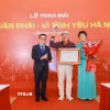 Nhà báo Lê Quốc Minh, Ủy viên Trung ương Đảng, Phó Trưởng Ban Tuyên giáo và Dân vận Trung ương và Nhà báo Vũ Việt Trang, Tổng Giám đốc TTXVN trao Giải thưởng Lớn-Vì tình yêu Hà Nội cho Nhạc sỹ Trần Tiến. (Ảnh: Phan Phương/TTXVN)