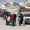 Người dân Palestine đi sơ tán tránh xung đột tại Gaza. (Ảnh: THX/TTXVN)