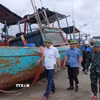 Ông Bùi Trung Tiến, Bí thư Đảng ủy Đặc khu Bạch Long Vĩ kiểm tra công tác phòng chống bão trên đảo. (Ảnh: TTXVN phát)