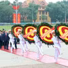 Các đồng chí lãnh đạo, nguyên lãnh đạo Đảng, Nhà nước đặt vòng hoa và vào Lăng viếng Chủ tịch Hồ Chí Minh. (Ảnh: An Đăng/TTXVN)