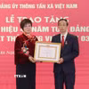 Bà Vũ Việt Trang, Ủy viên Ban Chấp hành Đảng bộ Khối các cơ quan Trung ương, Bí thư Đảng ủy, Tổng Giám đốc Thông tấn xã Việt Nam trao Huy hiệu 40 năm tuổi Đảng cho ông Thân Văn Hạnh. (Ảnh: Phương Hoa/TTXVN)