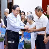 Chủ tịch Quốc hội Trần Thanh Mẫn tặng quà cho gia đình chính sách, lực lượng vũ trang nhân dân, hộ nghèo, cận nghèo, công nhân lao động trên địa bàn thành phố Cần Thơ. (Ảnh: Doãn Tấn/TTXVN)