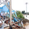 Lãnh đạo Thành ủy Cần Thơ trực tiếp thị sát một điểm sạt lở nghiêm trọng ven sông, làm sụp đổ hoàn toàn nhà dân. (Ảnh: TTXVN phát)