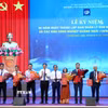 Ban tổ chức trao Giấy chứng nhận đăng ký đầu tư tại Khu kinh tế Dung Quất và các Khu công nghiệp cho đại diện 8 chủ đầu tư. (Ảnh: Đinh Hương/TTXVN)