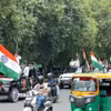 Người dân chào mừng 80 năm Ngày Độc lập gần Cổng Ấn Độ (India Gate), biểu tượng lịch sử của thủ đô New Delhi. (Ảnh: Ngọc Thúy/TTXVN)