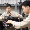 Sinh viên Trường Cao đẳng Việt Mỹ Hà Nội thực hành tại xưởng ôtô của trường. (Ảnh: Diệu Thúy/TTXVN)