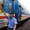 Nhân viên phục vụ ga đảm bảo các đoàn tàu ra vào ga an toàn, đúng giờ. (Ảnh: Quốc Khánh/TTXVN)