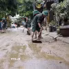 Bộ đội giúp nhân dân làm sạch, thu gom rác thải, tẩy rửa môi trường. (Ảnh: Trần Tĩnh/TTXVN)