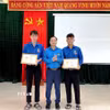 Thừa ủy quyền của Ban Bí thư Trung ương Đoàn, Phó Bí thư Tỉnh đoàn Quảng Trị Nguyễn Quốc Toản trao tặng Huy hiệu “Tuổi trẻ dũng cảm” cho đoàn viên Võ Hoàng Vũ và Nguyễn Võ Huy Công. (Ảnh: TTXVN phát)