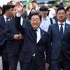 Ứng cử viên Tổng thống Hàn Quốc Lee Jae-myung của đảng Dân chủ sau khi bỏ phiếu sớm bầu Tổng thống tại điểm bầu cử ở Seoul ngày 29/5. (Ảnh: Yonhap/TTXVN)