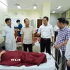 Lãnh đạo thành phố Huế thăm hỏi công nhân nghi bị ngộ độc thực phẩm đang điều trị tại Bệnh viện Trung ương Huế cơ sở 2. (Ảnh: TTXVN phát)