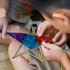 Các bạn nhỏ trải nghiệm làm đèn Trung Thu truyền thống. (Ảnh: Khánh Hòa/TTXVN)