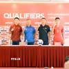 Huấn luyện viên và cầu thủ U20 Việt Nam, U20 Triều Tiên thể hiện quyết tâm trước trận ra quân tại Vòng loại Giải bóng đá U20 châu Á 2027. (Ảnh: Hoàng Hùng/TTXVN)