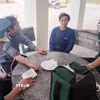 Đồn Biên phòng Hòa Hiệp Nam thăm hỏi, chăm sóc ngư dân gặp nạn. (Ảnh: TTXVN phát)
