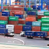 Xe chở container hàng hóa hoạt động tại Tân Cảng Cát Lái, Thành phố Hồ Chí Minh. (Ảnh: Hồng Đạt/TTXVN)
