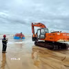 Lực lượng chức năng tỉnh Quảng Trị huy động lực lượng, phương tiện trục vớt tàu BV-92756-TS để tìm kiếm thuyền viên bên trong. (Ảnh: Nguyên Linh/TTXVN)