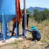 Các cán bộ và công nhân kỹ thuật của Công ty Cổ phần Cấp nước Huế (HueWACO) đang khẩn trương lắp đặt hệ thống xử lý nước sạch Thủy Yên. (Ảnh: Văn Dũng/TTXVN)