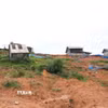 Một công trình phụ của nhà dân tại khu dân cư Đưng K’Nớ 5 (xã Đam Rông 4) đã bị sạt lở xuống bờ taluy âm. (Ảnh: Nguyễn Dũng/TTXVN)