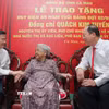Đồng chí Đoàn Minh Huấn, Ủy viên Bộ Chính trị, Giám đốc Học viện Chính trị Quốc gia Hồ Chí Minh (ngoài cùng, bên trái) và đồng chí Nguyễn Hồ Hải, Ủy viên Trung ương Đảng, Bí thư Tỉnh ủy, Trưởng Đoàn đại biểu Quốc hội tỉnh Cà Mau (bên phải) ân cần thăm hỏi đồng chí Quách Kim Tuyến. (Ảnh: Chanh Đa/TTXVN)