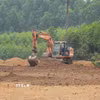 Công ty Cổ phần Luyện kim đen Thái Nguyên san gạt, cải tạo diện tích đất bị ảnh hưởng của sự cố vỡ bờ bao hồ chứa nước, tại xóm Cốc Thị, xã Nam Hòa. (Ảnh: Hoàng Nguyên/TTXVN)