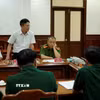 Các lực lượng thảo luận các phương án tìm kiếm tàu cá BĐ 97258 TS. (Ảnh: Đình Quân/TTXVN)